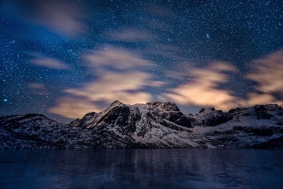 挪威罗浮敦岛雪山上的星光