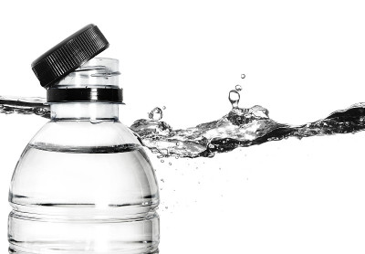 瓶子里的水和水溅在白色的泡泡上