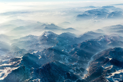 多雾的山