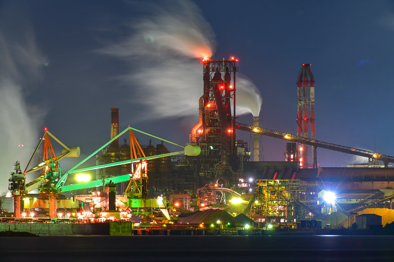 日本北九州工业区的工厂和美丽的夜景