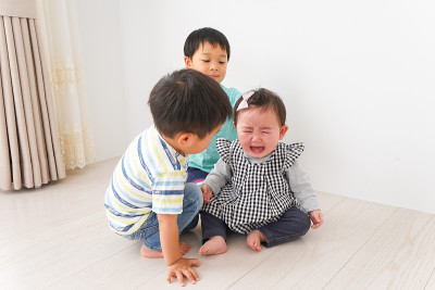 孩子们在家里玩得很开心