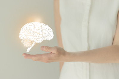 穿着白衣的女人手里拿着虚拟的大脑。手绘人体器官、排毒保健、保健医院服务概念图库
