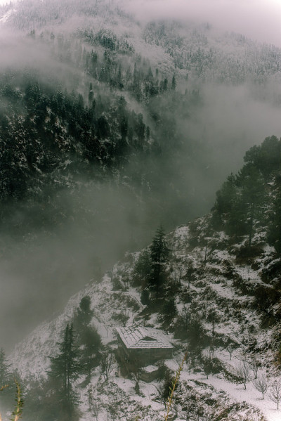 喜马拉雅山被雪覆盖的景观照片