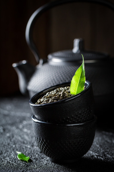 茶杯里的绿茶特写