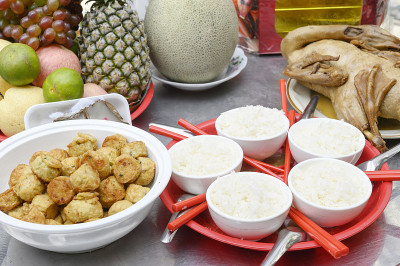 中国新年，用食物和饮料庆祝祖先和神