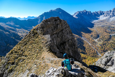 Grosse Gamswiesenspitze——一个女孩正在休息，沐浴在美丽的景色中