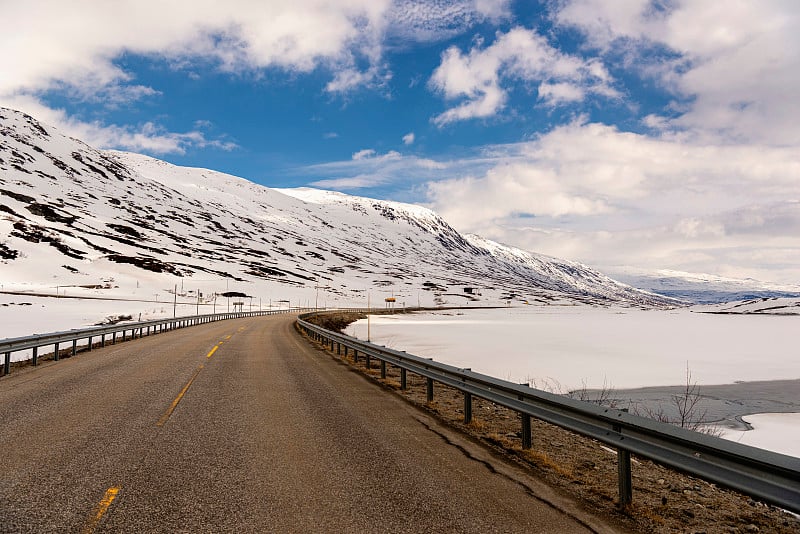 挪威sunnmore阿尔卑斯山内的雪景