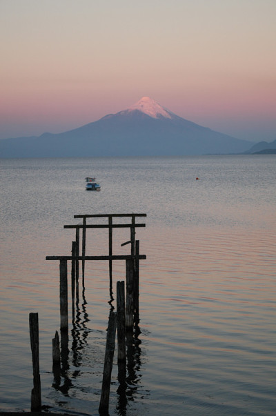 智利的湖泊日落与火山