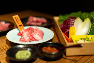 接近生的优质牛肉片或松坂wakyu套餐，蔬菜，和酱油在日本风格。