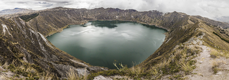 基洛托阿湖全景，圆形的火山口内