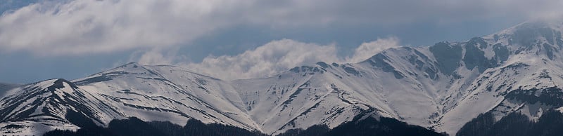 保加利亚中央巴尔干国家公园的斯达拉平原山的特里格拉夫山脉全景