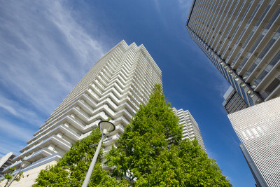 日本横滨车站周围的高层建筑和公寓