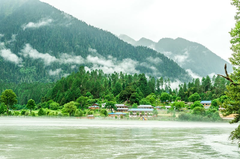 Parlung Tsangpo (River paralong Zangbu)是一条位于中国西藏林芝