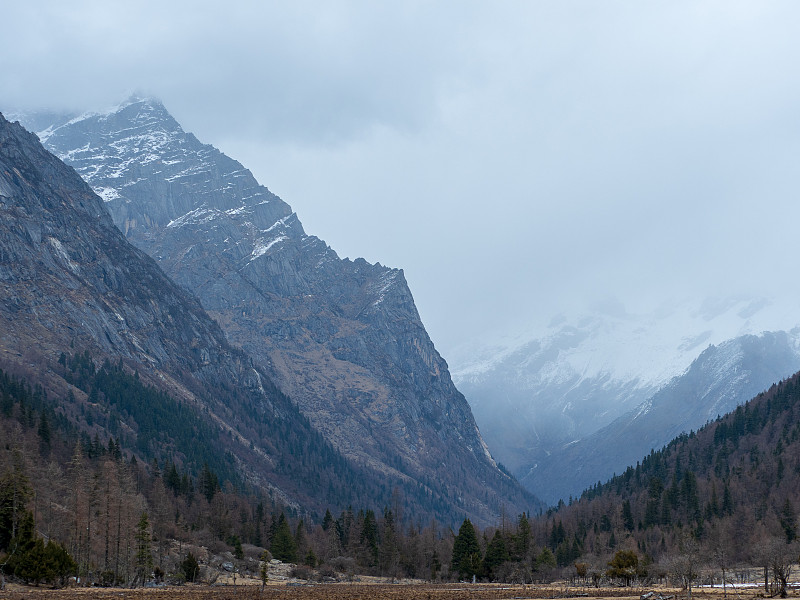 四姑娘山(四姐妹山，东方阿尔卑斯山)的景观，在阿加瓦族羌族自治州，中国四川省。