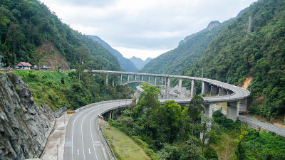西苏门答腊岛的一条标志性道路，叫Kelok 9号。