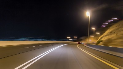 弯弯曲曲的道路穿过Jebel Hafeet路时间推移崩塌，阿拉伯联合酋长国艾因