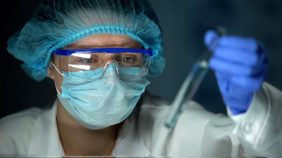 研究人员用蓝色透明液体和洗涤剂在试管中分析反应