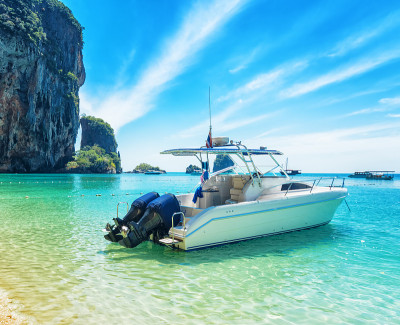 泰国Phra Nang海滩上的船只