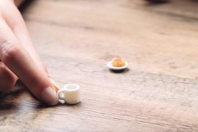 手拿桌上的迷你食物