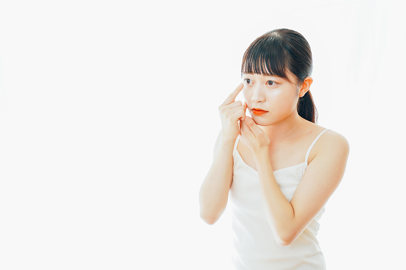 戴隐形眼镜的年轻女子