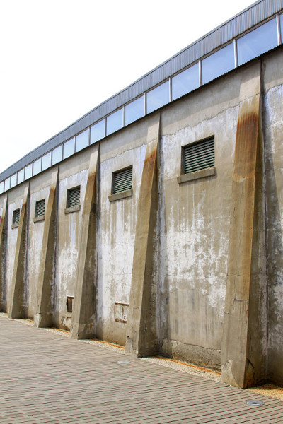 工厂废弃建筑外观，特写照片