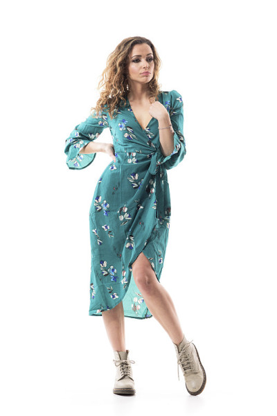 认真周到的年轻女人穿着衣服，看着别处，触摸胸部。