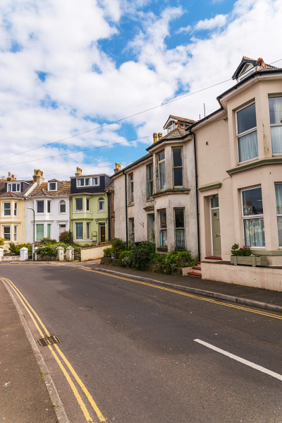 典型的英式建筑，沿着街道一排一排的住宅，