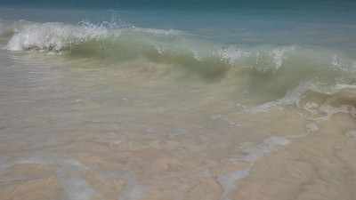 泰国苏梅岛查翁海滩上的海浪。