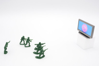 士兵们在电视上对抗冠状病毒