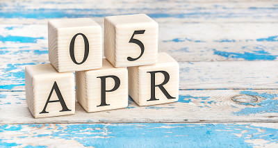 4月5日。木制立方体与日期4月5日在旧的蓝色木制背景。