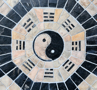 石头背景上的阴阳符号