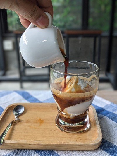 Affogato是一种意大利甜点，由香草冰淇淋和热咖啡组成