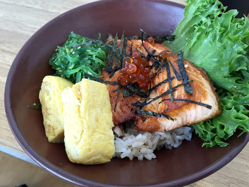 日式烤鲑鱼饭