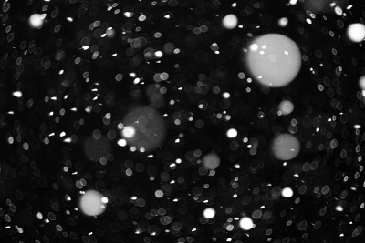 散景从一场大雪中飞出，映衬着漆黑的夜空