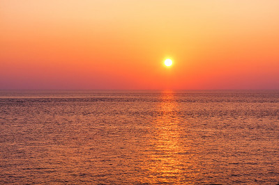 美丽的夕阳在黄色的背景