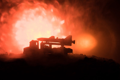 火箭发射与火云。火箭导弹和弹头瞄准夜晚灰暗的天空的战斗场景。《战争背景》中的火箭战车。