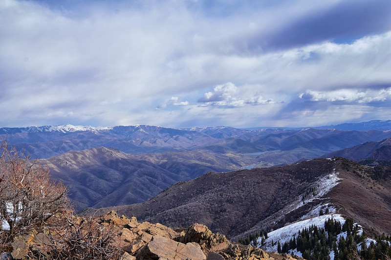 俯瞰响尾蛇峡谷小径，Wasatch Front，盐湖城，犹他州。美国。美国