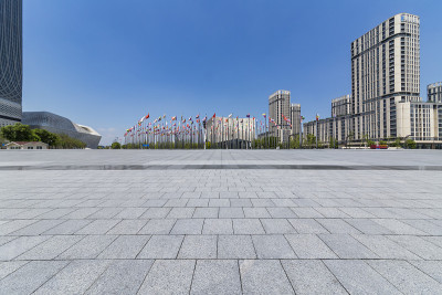 全景天际线和现代商业办公建筑与空的道路，空的混凝土广场地板