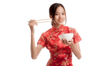 亚洲女孩穿着中国旗袍和筷子