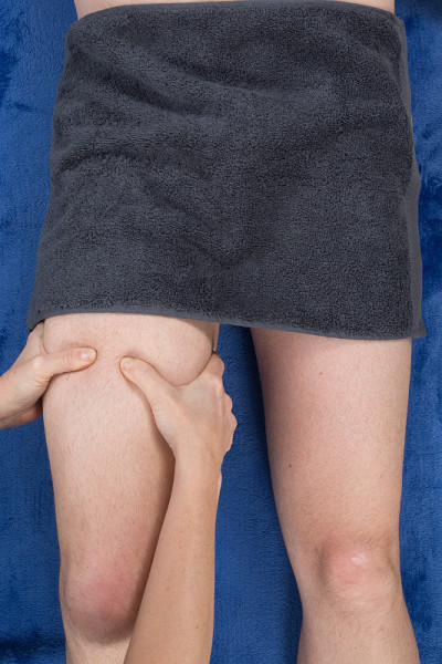 女性治疗师对女性腿筋施加压力