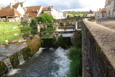 防洪闸运河渡Nivernais镇倒影在水中的联排别墅Clamecy Nièvre Bourgogne