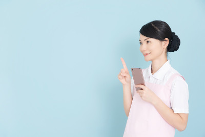 穿着围裙的女工