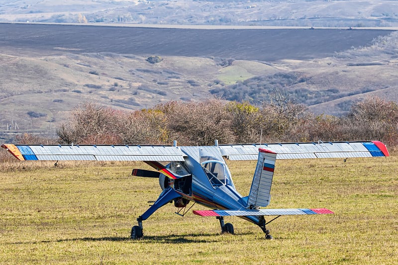 一架小型轻型飞机停在机场上