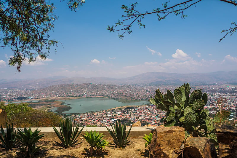 从玻利维亚的圣佩德罗Cerro de San Pedro看科恰班巴市