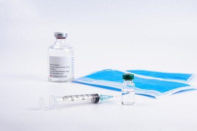 装有covid-19疫苗的瓶子和白色背景注射器用于背景使用。用于预防COVID-19的新型冠状病毒疫