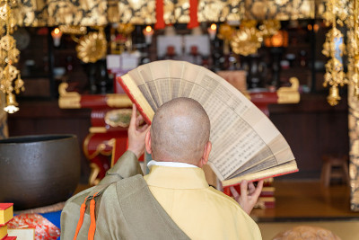 日本和尚在寺庙里祈祷