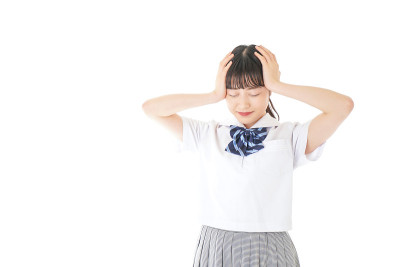 年轻的学生用制服思考着什么