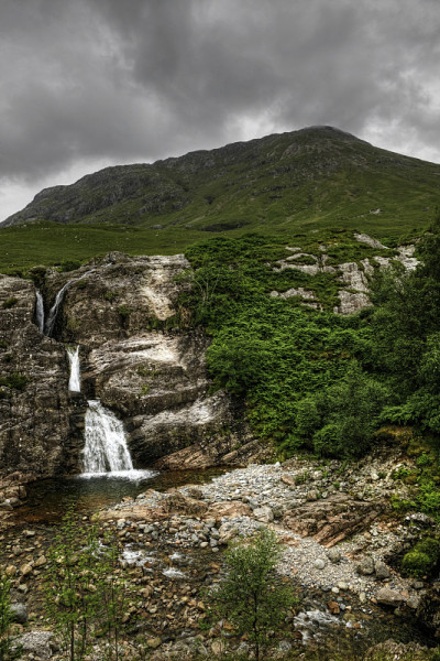 垂直的Glen Coe，苏格兰，瀑布与山脉