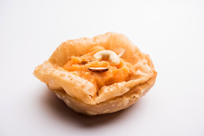 Suji/Sooji Halwa Puri或Shira Poori早餐，盛在盘子和碗里。有选择性的重