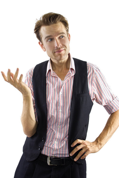 穿着商务休闲装的男人在思考